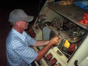 2CV Reparatur im dunklen