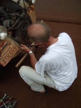 Reparatur am 2CV