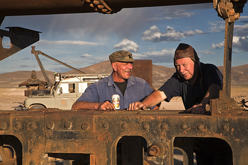 Harald und Walter auf dem Lokfriedhof in Bolivien