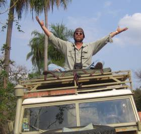 Walter sobre su Land Rover