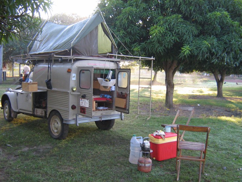 Camping im 2CV Wohnmobil
